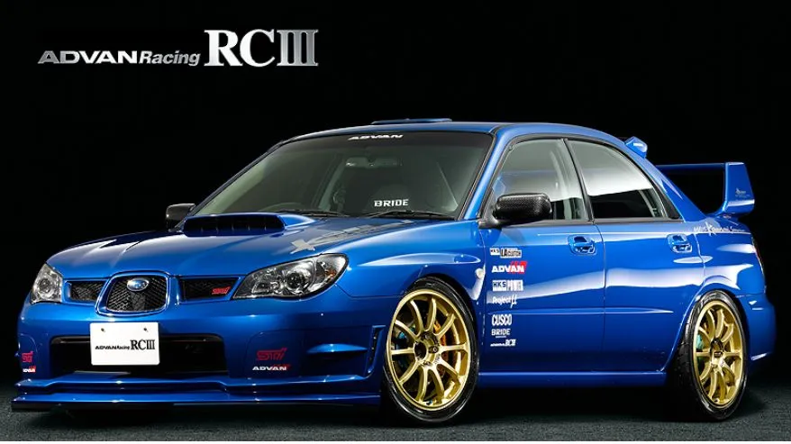 ADVAN Racing RCIIIのゴールドホイールを装着したスバル インプレッサ WRX STI