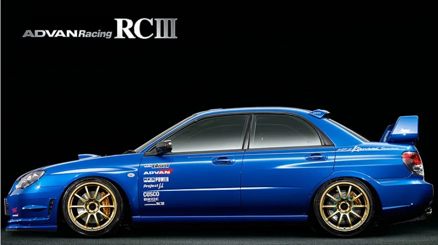ADVAN Racing RCIIIゴールドを装着したスバル インプレッサ WRX STIのサイドビュー