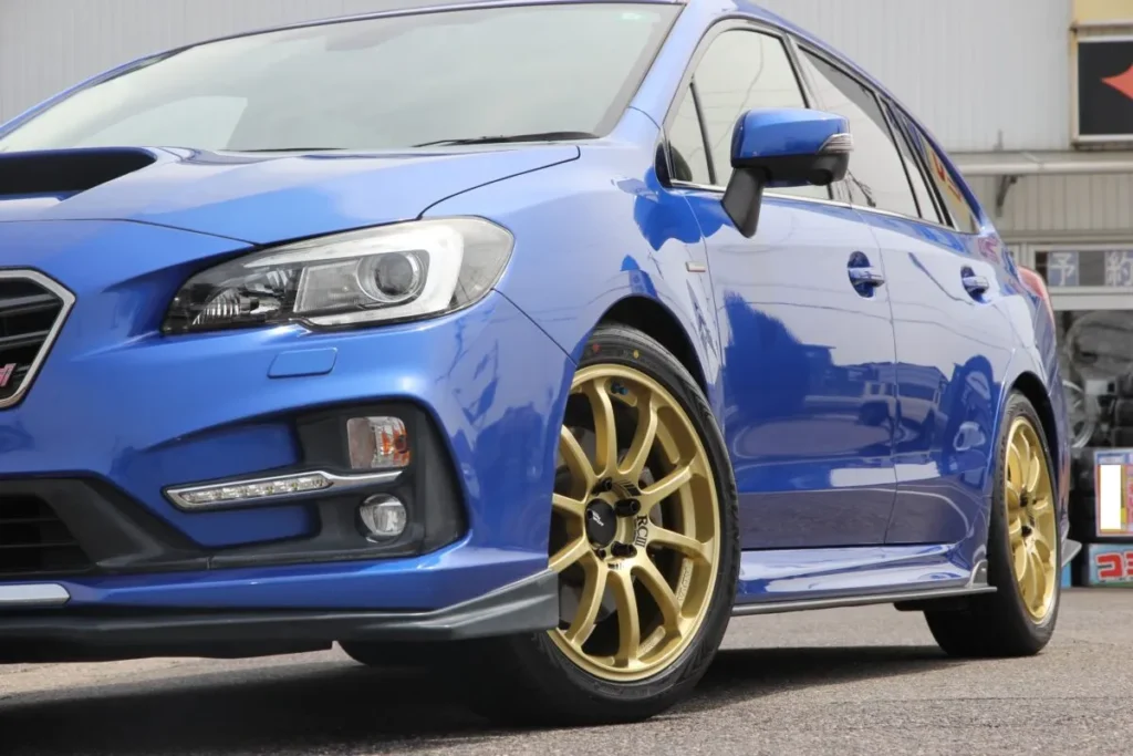 ADVAN Racing RCIIIゴールドを装着したスバル レヴォーグ