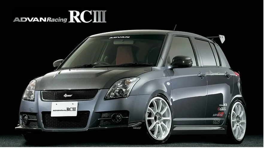 ADVAN Racing RCIIIホワイトを装着したスズキ スイフトスポーツ