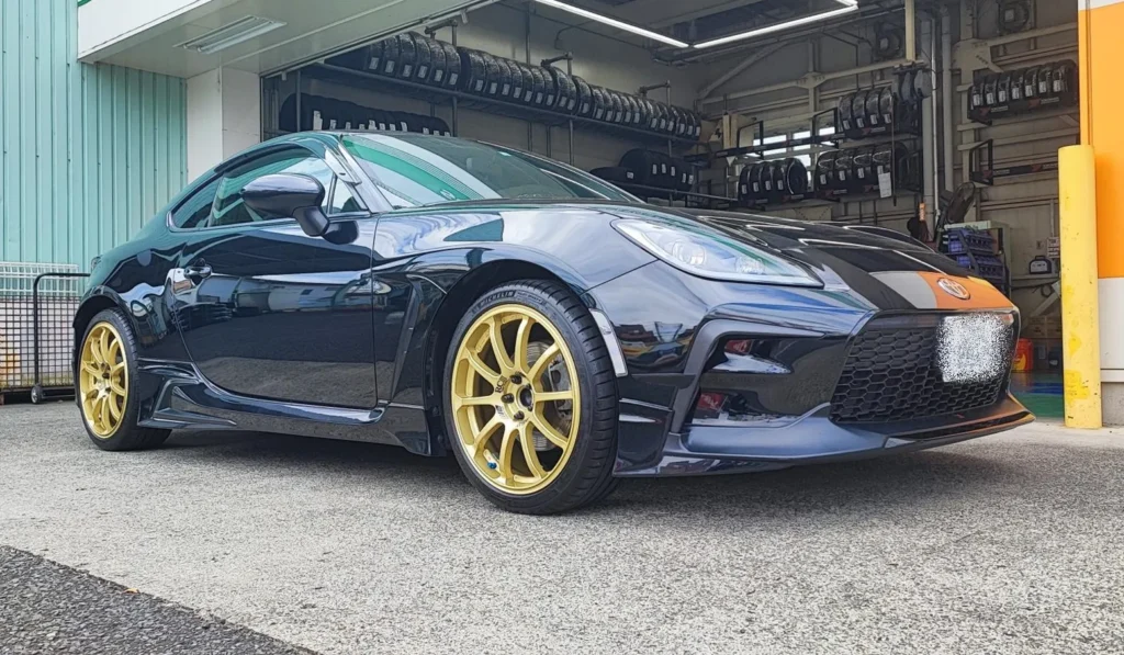 ADVAN Racing RCIIIゴールドを装着したトヨタ GR86