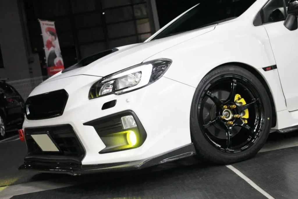 ADVAN Racing RGIII(RG3)を装着したスバルWRX STIのフロントビュー