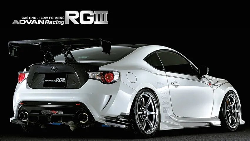ADVAN Racing RGIII(RG3)を装着したトヨタ86のリアビュー