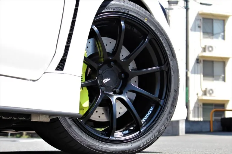 ADVAN Racing RZIIブラックホイールのスポーク形状とブレーキキャリパーの拡大画像