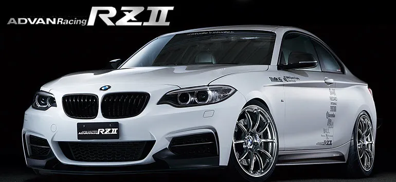 白のBMW 2シリーズに装着したADVAN Racing RZIIのシルバーホイール