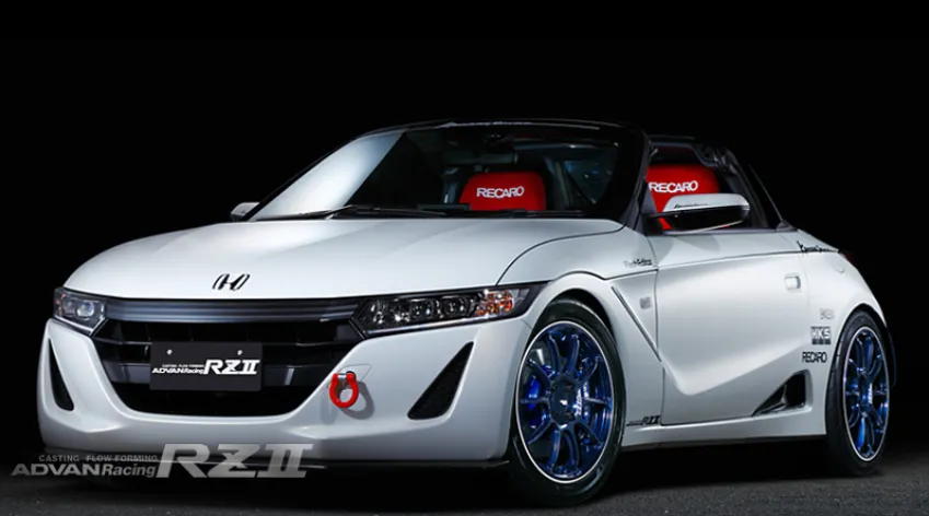 白のホンダS660に装着したADVAN Racing RZIIのブルーホイール
