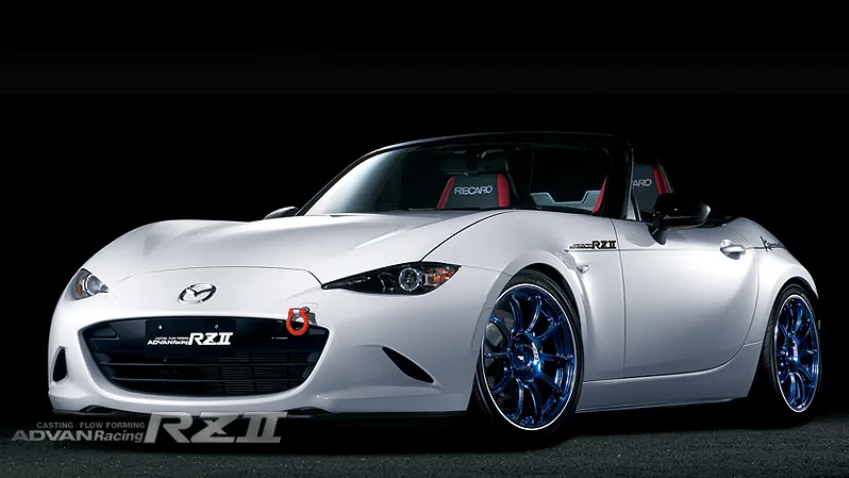 白のマツダ ロードスターに装着したADVAN Racing RZIIのブルーホイール
