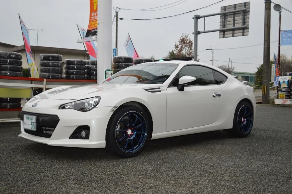 白のスバルBRZに装着したADVAN Racing RZIIのブルーホイール