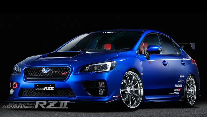 青のスバルWRX STIに装着したADVAN Racing RZIIのシルバーホイール
