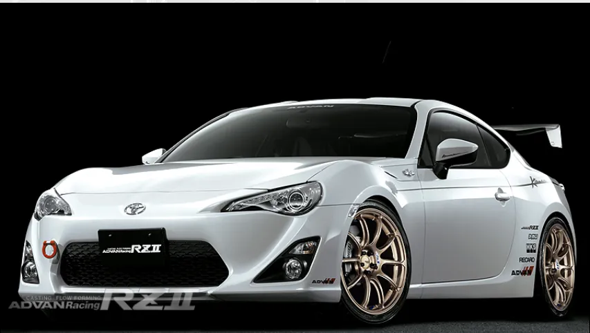 白のトヨタ86に装着したADVAN Racing RZIIブロンズホイール