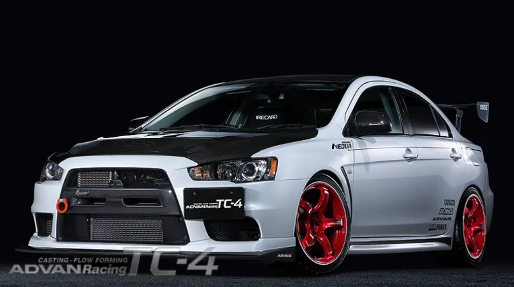 ADVAN Racing TC-4のレッドを装着した白の三菱ランサーエボリューションX