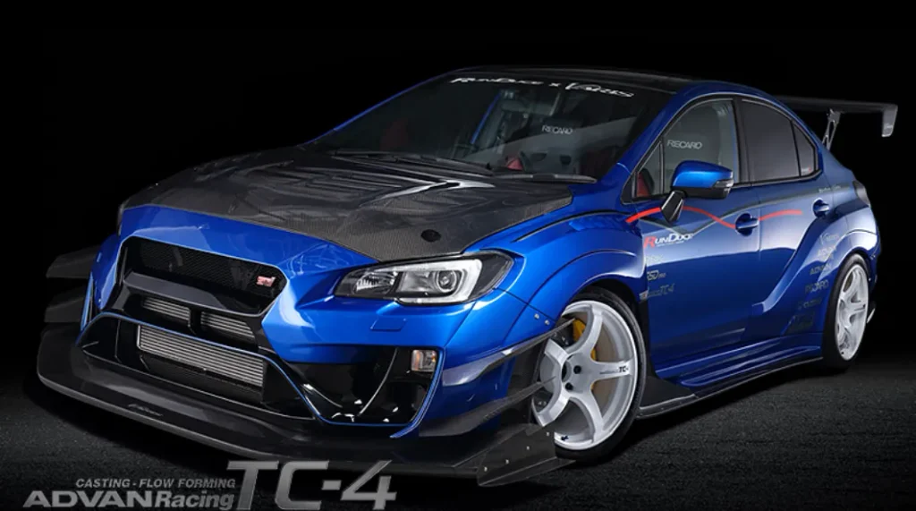 ADVAN Racing TC-4のホワイトを装着したスバルWRX STIのフロントビュー