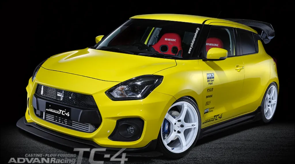 ADVAN Racing TC-4のホワイトを装着したスズキ スイフトスポーツ