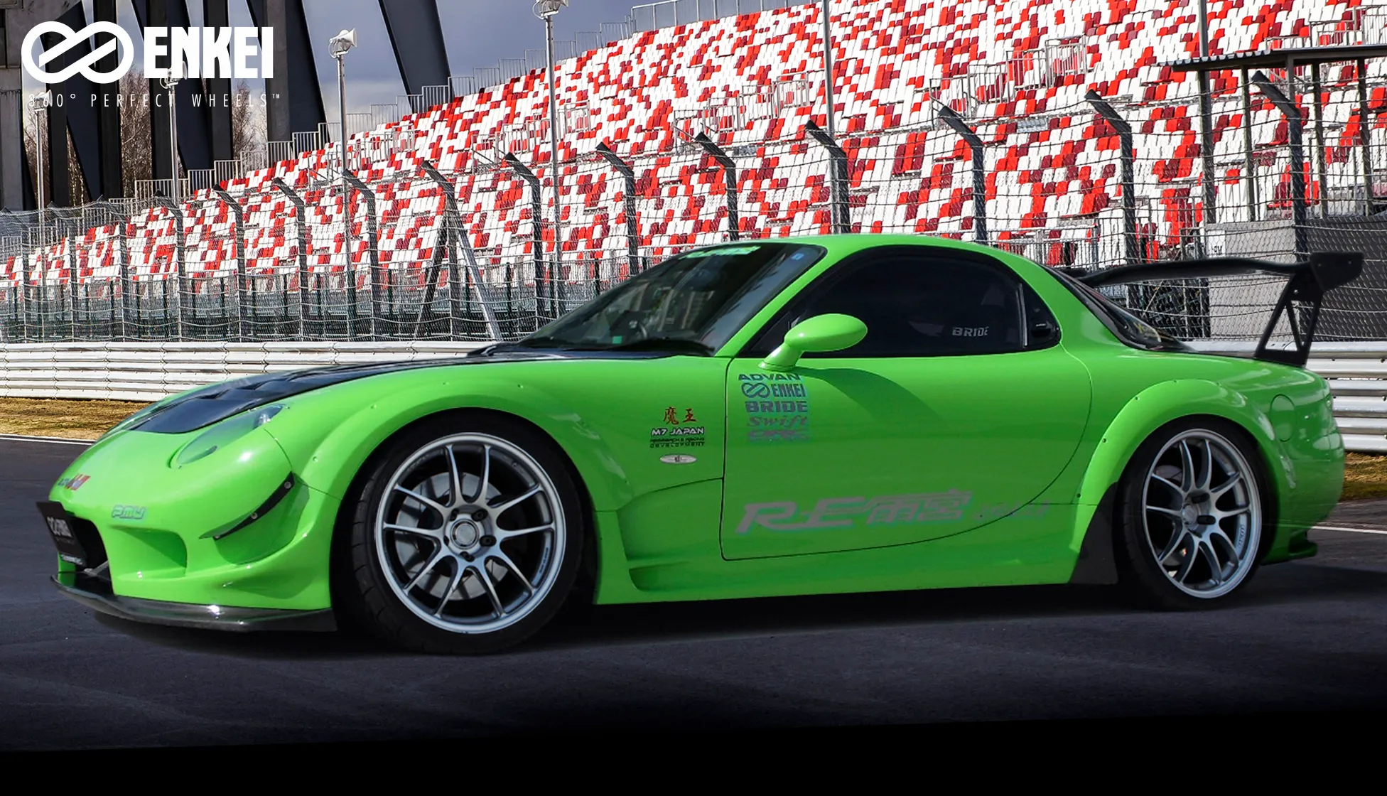 ENKEI PF01 スパークルシルバーを装着したRX-7