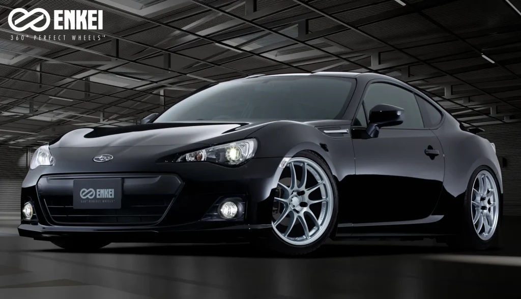 ENKEI PF01 スパークルシルバーを装着したスバルBRZ