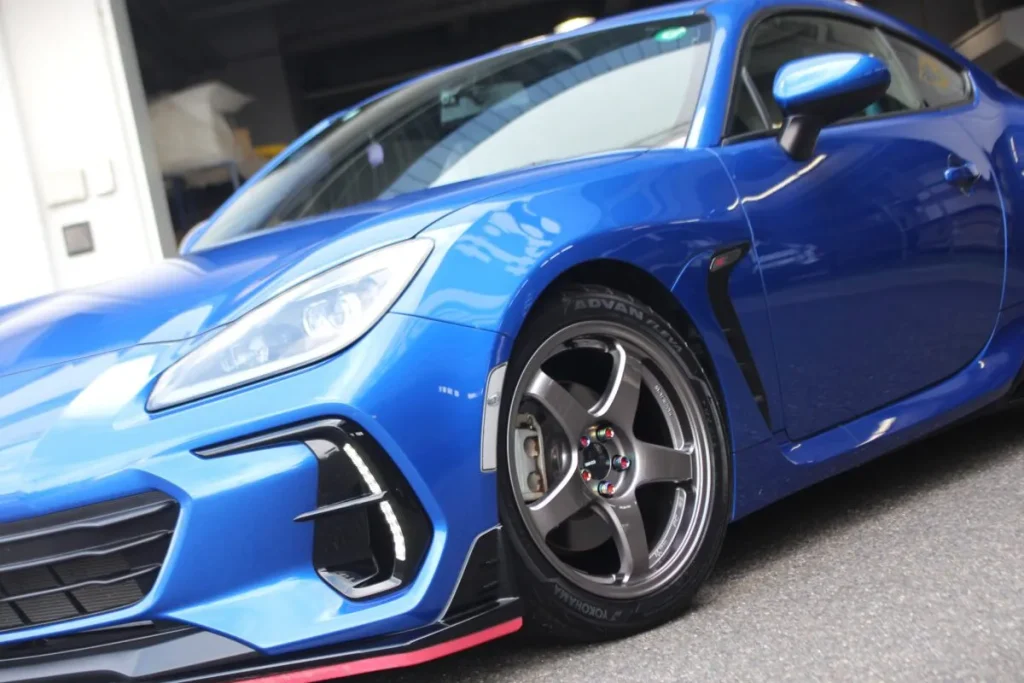 ENKEI PF05を装着したブルーのスバルBRZ