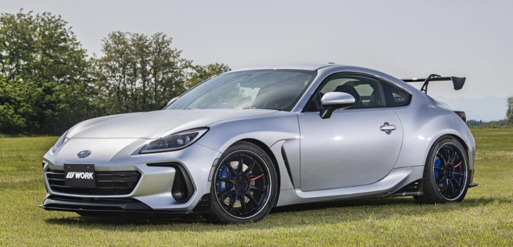 WORK EMOTION ZR10ホイールを装着し、スポーティーにカスタムされたシルバーのスバル BRZ(ZD8)。WORKホイールが車の低重心デザインと走行性能を強調。
