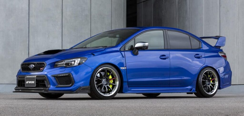 WORK EMOTION ZR10ホイールを装着し、スポーティーにカスタムされた青色のスバル WRX STI。WORKホイールが車両の走行性能とデザインを引き立てる。