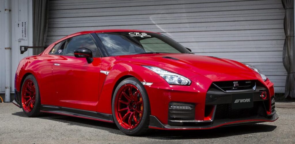 WORK EMOTION ZR10の赤いホイールを装着し、スポーティーにカスタムされた赤色の日産GT-R(R35)。WORKホイールと車のカラーコーディネートが際立つ。