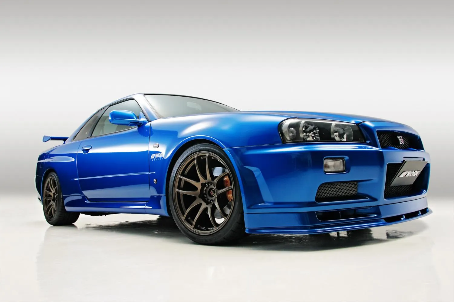 WORK EMOTION CR Kiwamiを装着した青い日産スカイラインGT-R R34
