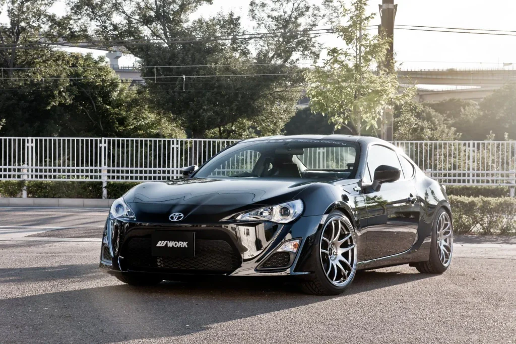 WORK EMOTION CR Kiwamiを装着した黒いトヨタ86