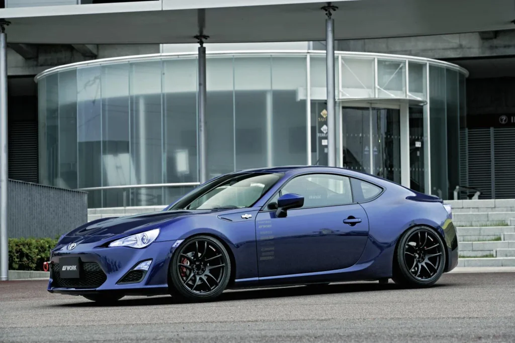 WORK EMOTION CR Kiwamiを装着した青いトヨタ86