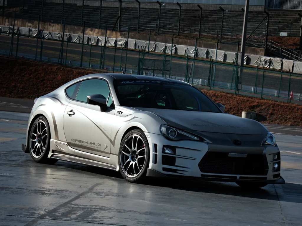 WORK EMOTION CR Kiwamiを装着したシルバーのトヨタ86