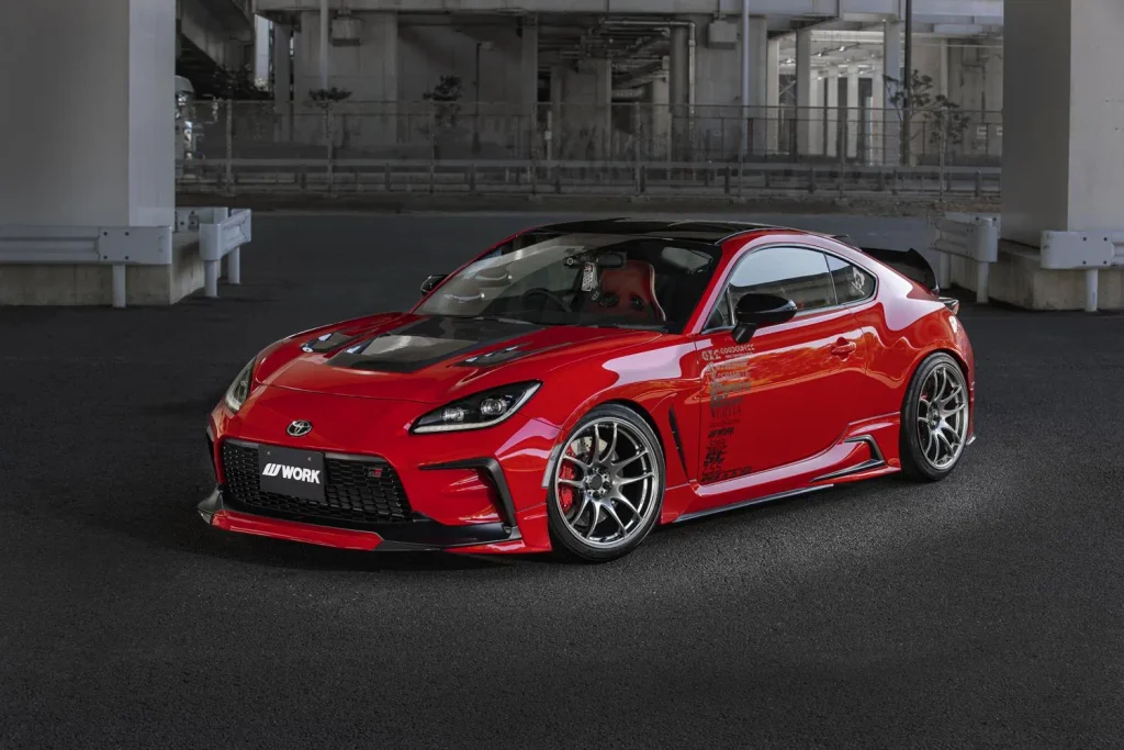 WORK EMOTION CR Kiwamiを装着した赤いトヨタ GR86
