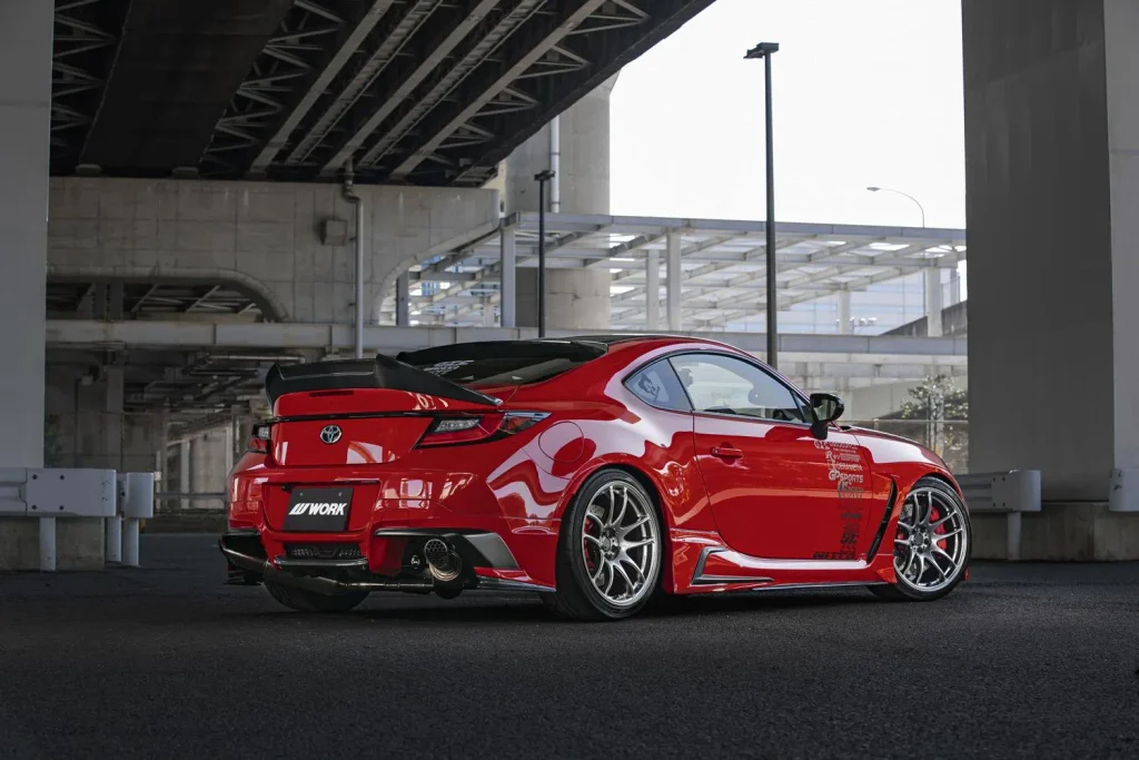 WORK EMOTION CR Kiwamiを装着した赤いトヨタ GR86のリアビュー