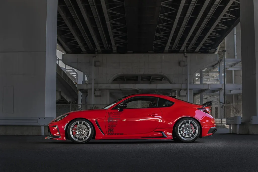 WORK EMOTION CR Kiwamiを装着した赤いトヨタ GR86のサイドビュー