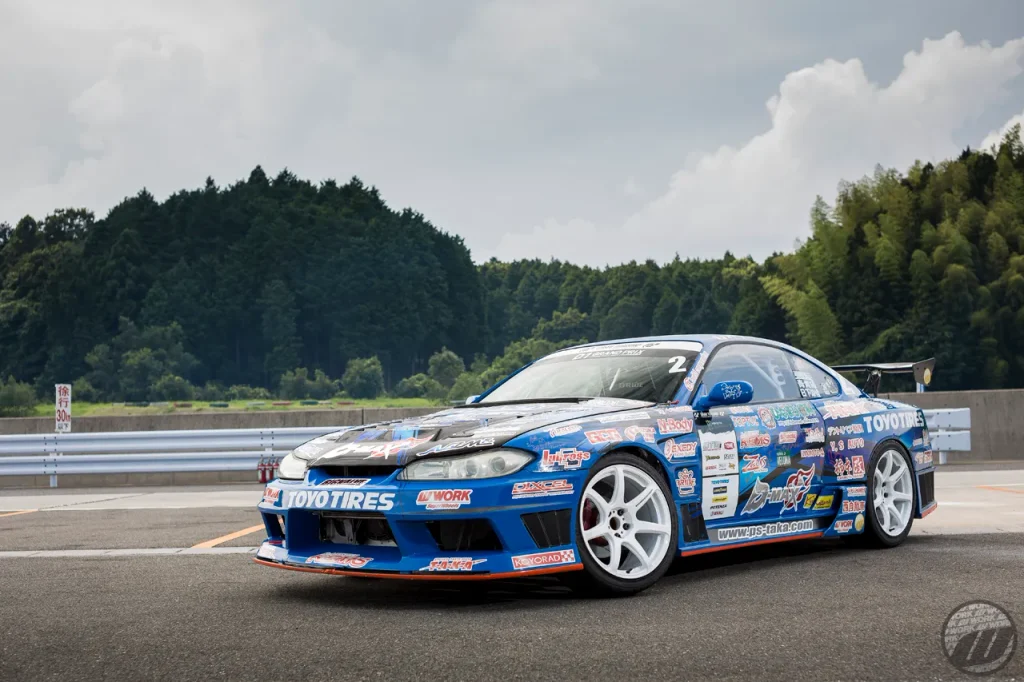 WORK EMOTION T7Rのホワイトホイールを装着したブルーのドリフト競技車両のフロントビュー