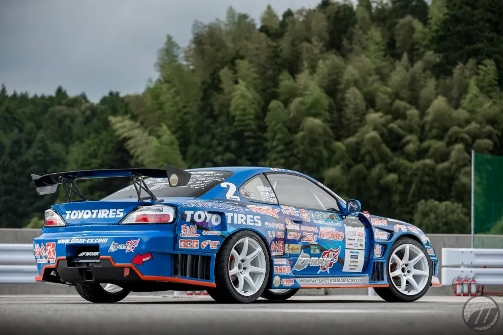 WORK EMOTION T7Rのホワイトホイールを装着したブルーのドリフト競技車両のリアビュー