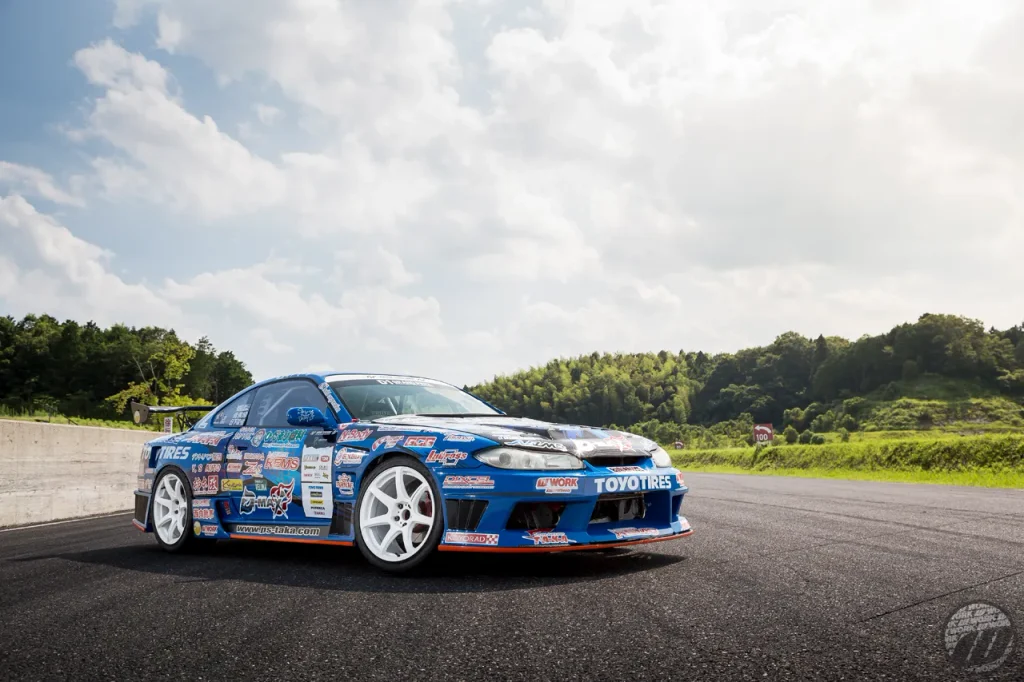 WORK EMOTION T7Rのホワイトホイールを装着したブルーのドリフト競技車両