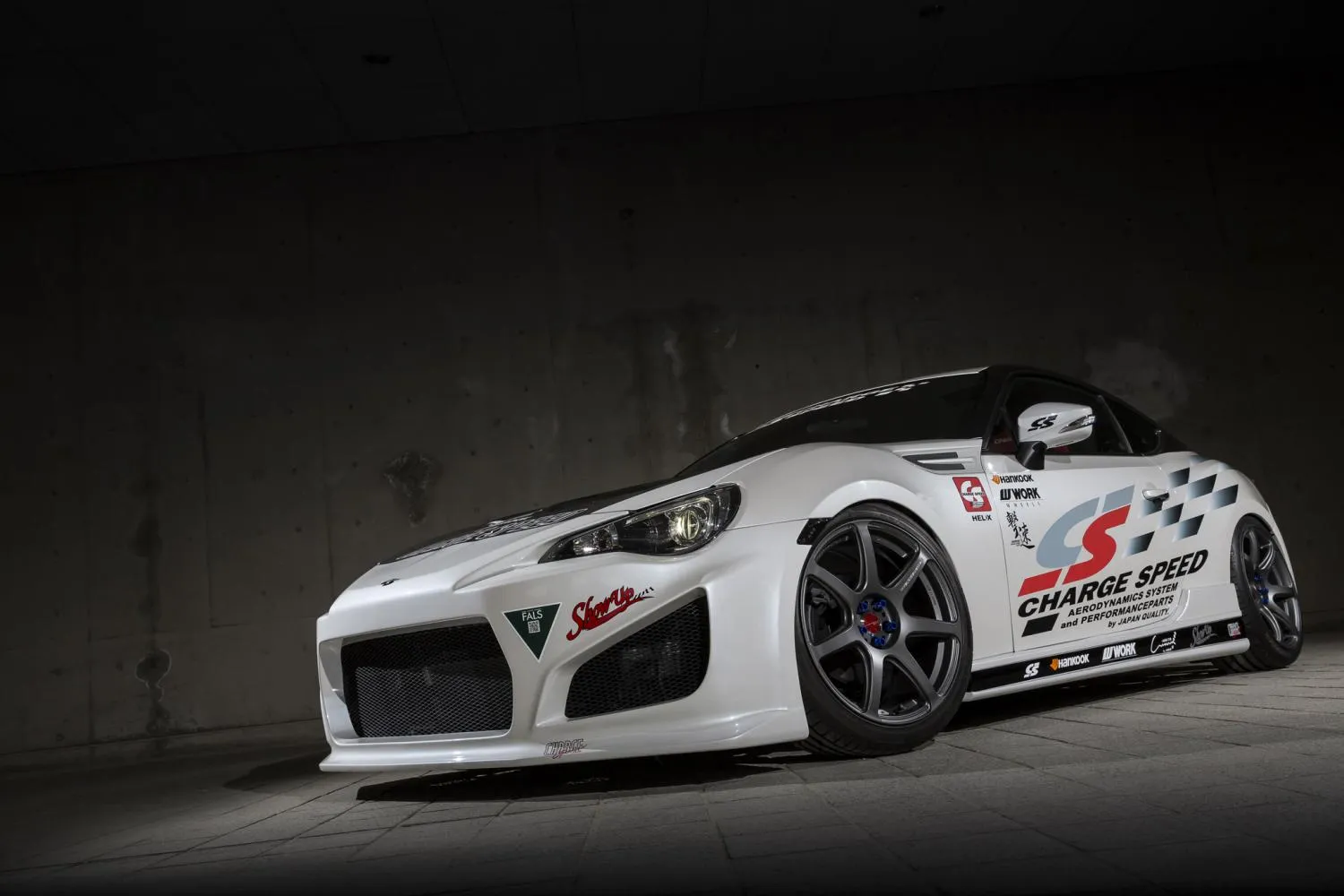 WORK EMOTION T7Rを装着したホワイトのスポーツカー
