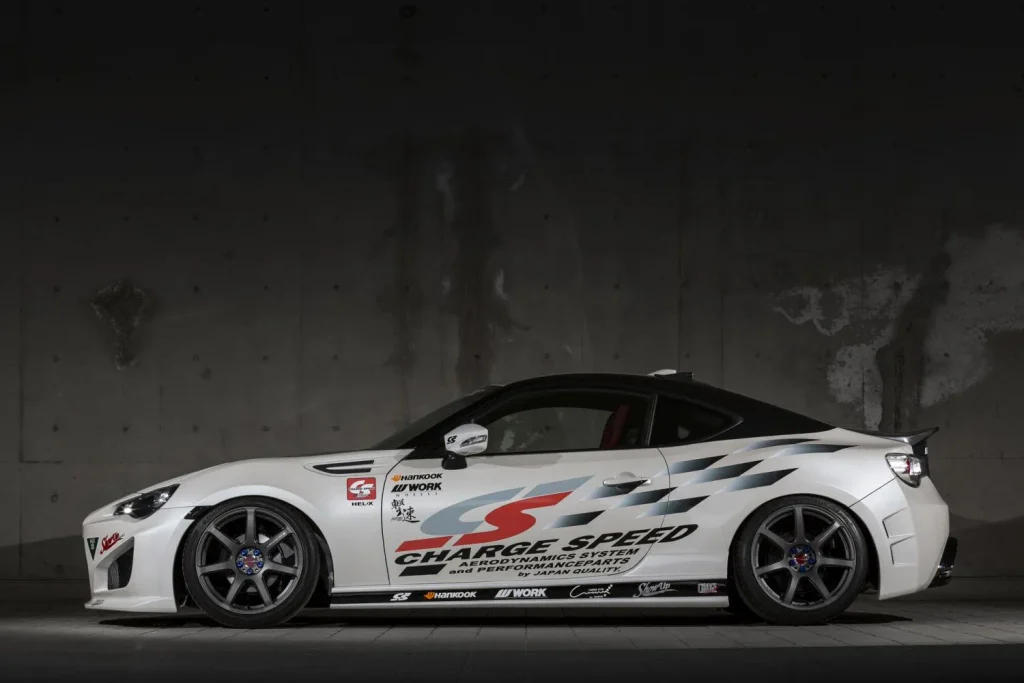 WORK EMOTION T7Rを装着した白いスポーツカーのサイドビュー