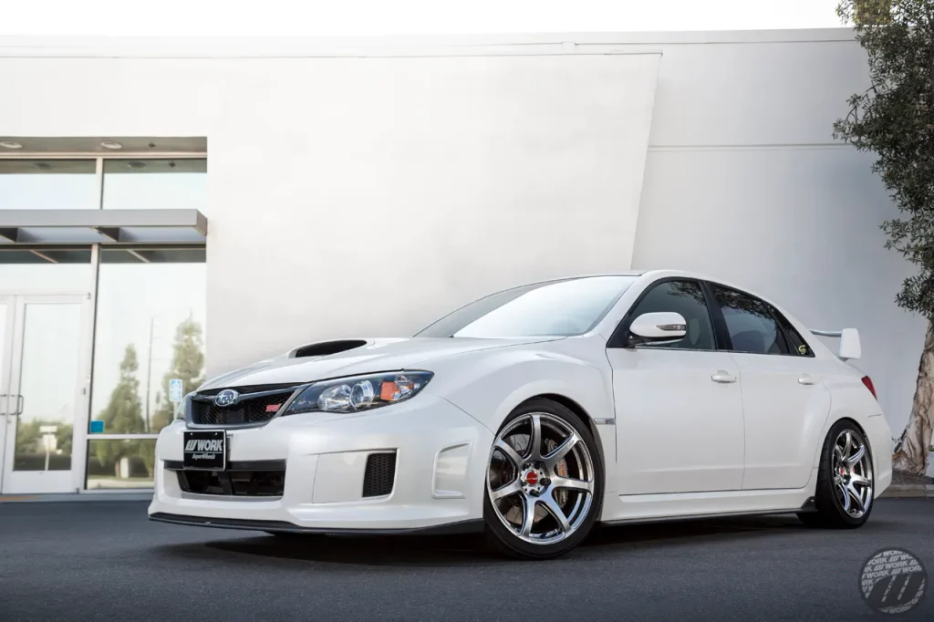 WORK EMOTION T7Rを装着したスバルWRX STIのホワイトボディ