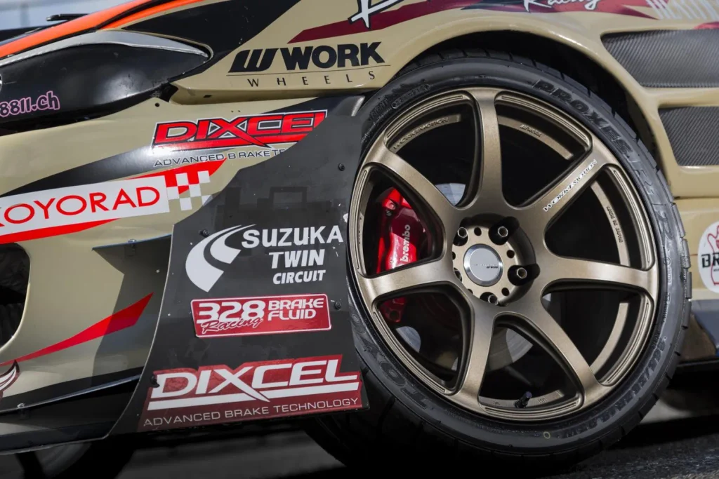 WORK EMOTION T7Rの7本スポークホイールを装着した競技車両のクローズアップ