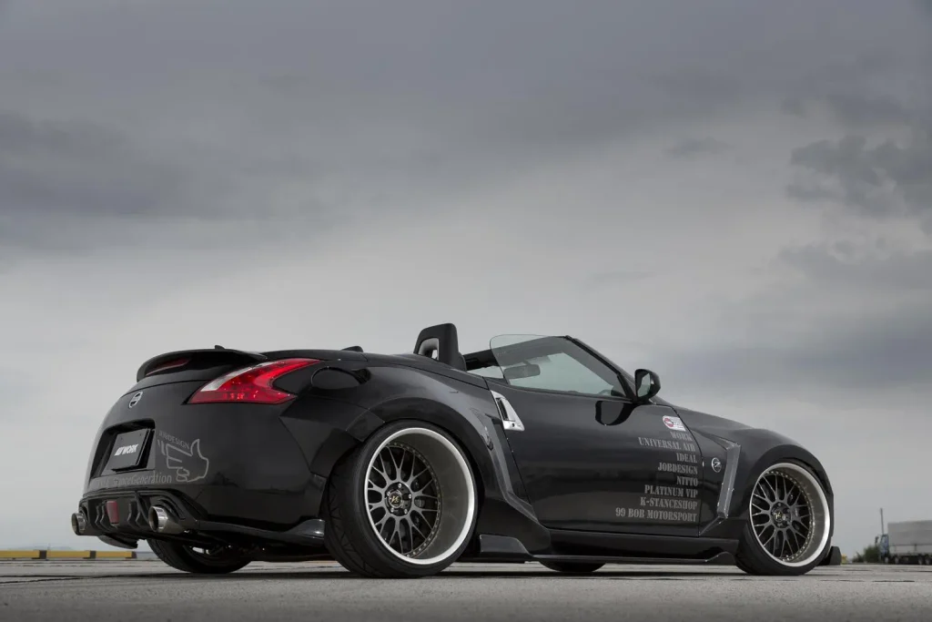 WORK VS XXの深リムメッシュホイールを装着した黒い日産370Zロードスターのリアビュー