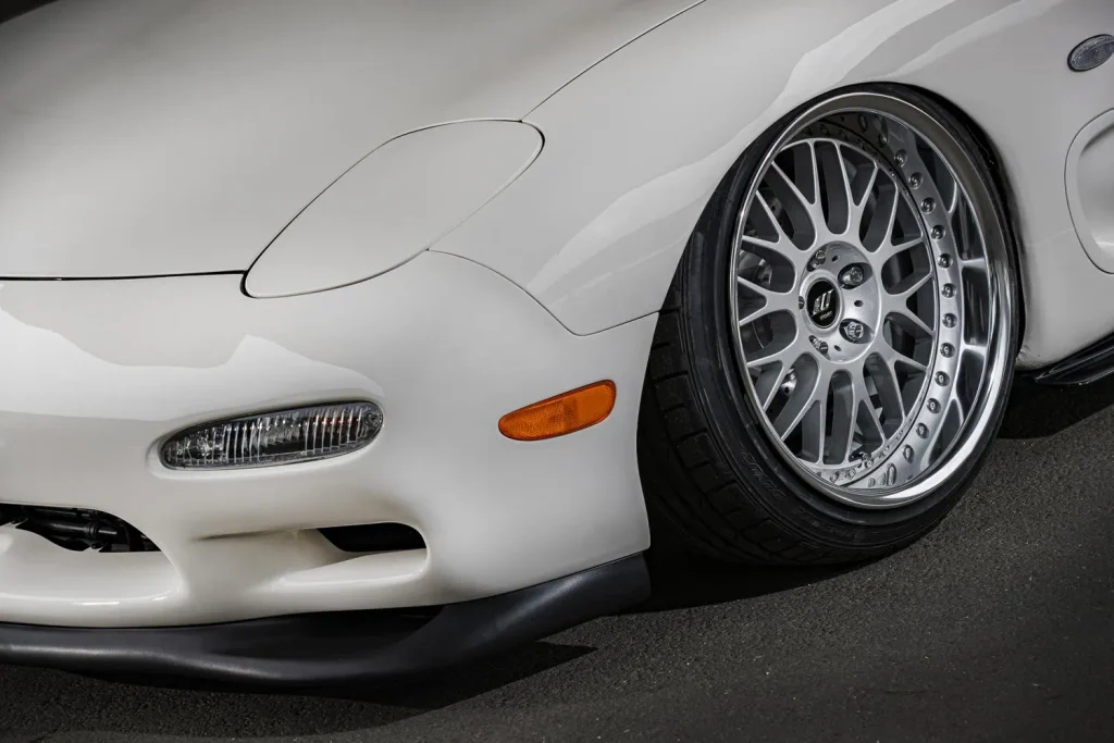WORK VS XXのシルバーメッシュホイールを装着したマツダRX-7のフロントホイール