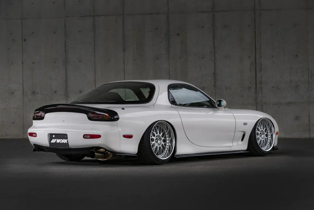 WORK VS XXのシルバーメッシュホイールを装着した白いRX-7のリアビュー