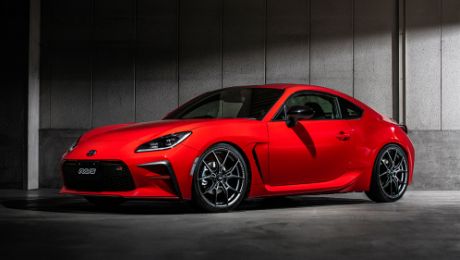 レイズ グラムライツ 57FXZ装着の赤いスポーツカー