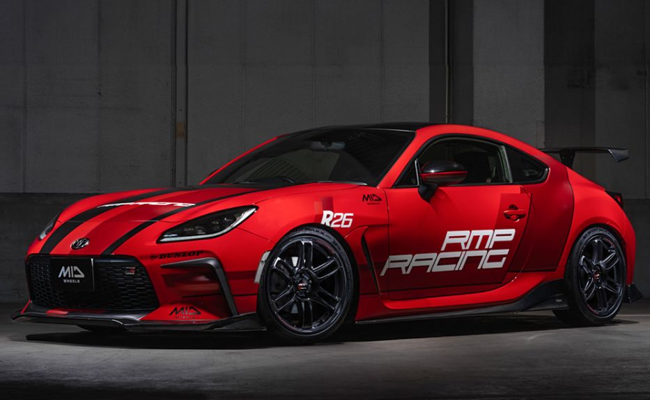 MID RACING R26ホイールを装着した赤いスープラのカスタムカー