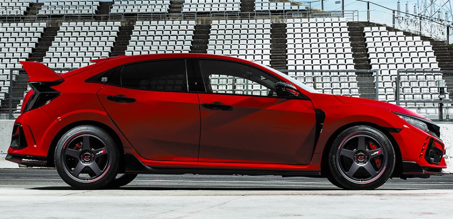 MID RMPレーシング TR50 評判 装着事例 - 赤いスポーツカー ホイール交換 カスタム 星形5本スポーク
