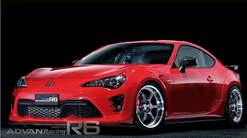 ADVAN Racing R6製品スペック表対応事例 - 赤いトヨタ86に装着された実際の仕様確認用画像