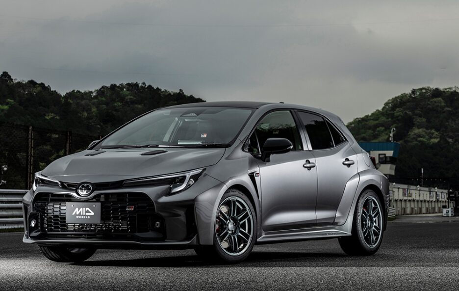 MID RACING R26 rmpレーシングホイール装着例のシルバー車両