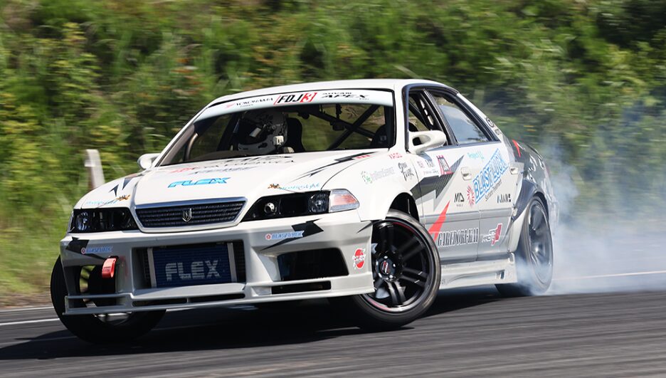MID RACING R26 rmpレーシングホイールの実際の評判を示すモータースポーツシーン