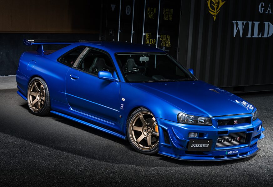 TE37 SAGA S-plus装着例 - 青い日産スカイラインR34GT-RにブロンズカラーのTE37ホイールを装着した基本性能を表現する車両