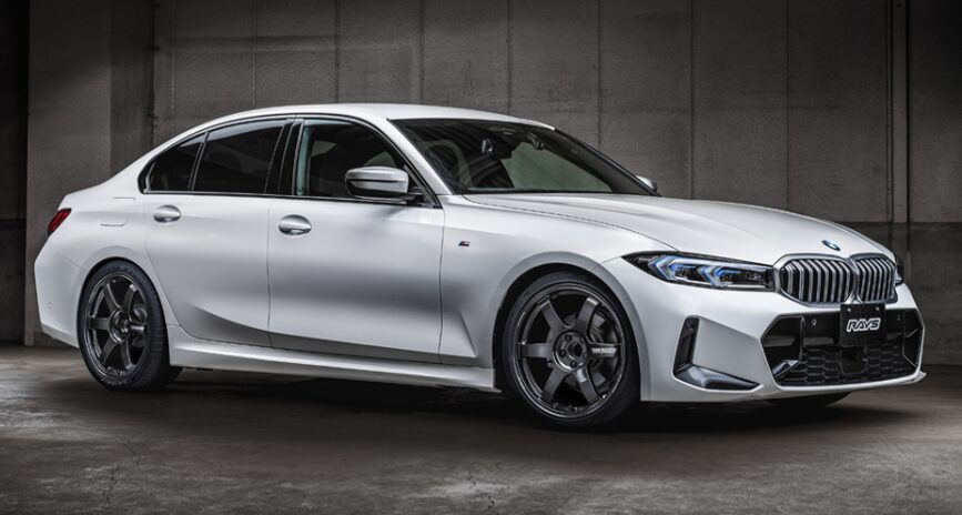 TE37 SAGA S-plusインチ別適合車種ガイド - 白いBMW 3シリーズセダンにガンメタリックTE37ホイールを装着した適合車種の実例