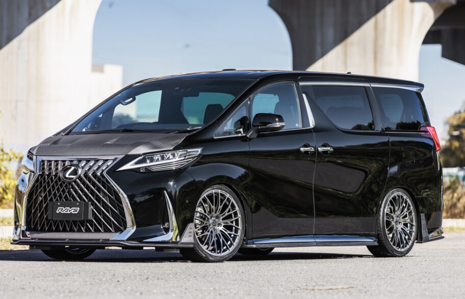 黒いトヨタアルファードに装着されたRAYS HOMURA 2X10BD 20インチホイールの実車装着写真 - エッジの効いたスポーティーデザインが際立つプレミアムカスタム仕様