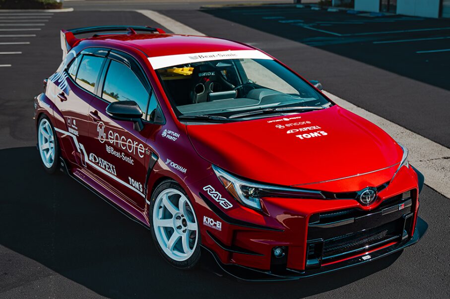 TE37 SAGA S-plus購入時の注意点とアドバイス - 赤いトヨタカローラスポーツに白いTE37ホイールを装着したサイズ選択と適合性確認の参考車両